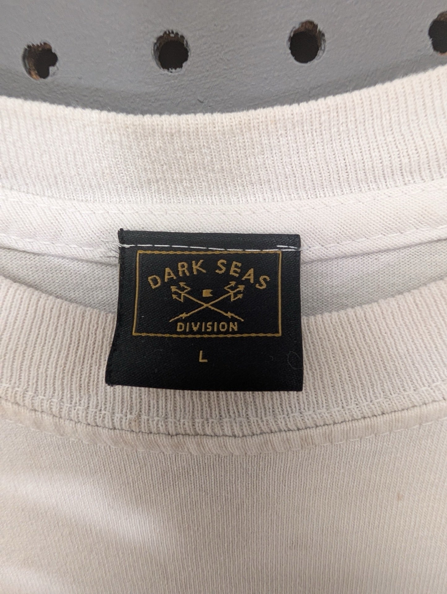 Dark Seas Division size Large woven tag