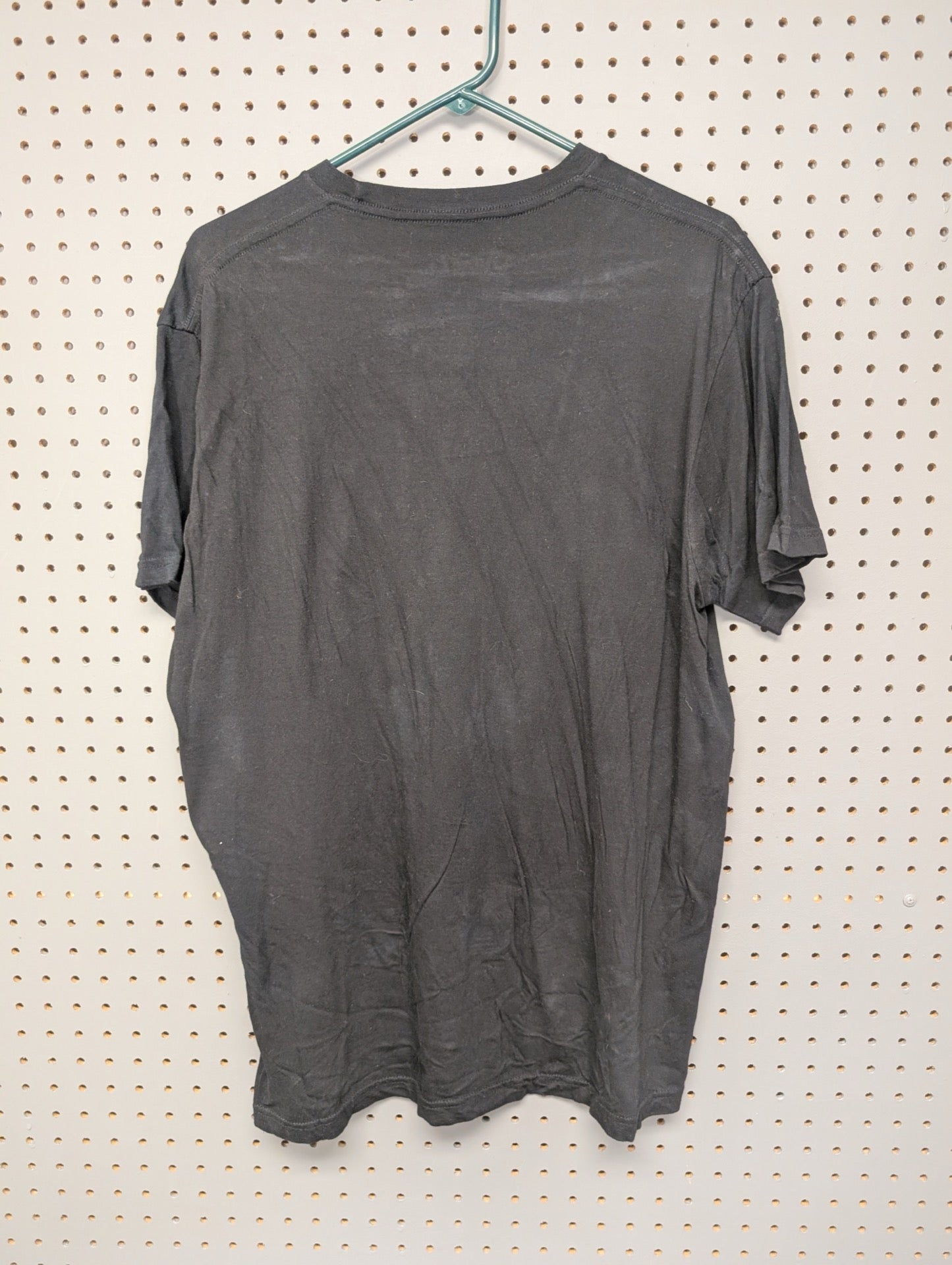 Back of plain black t-shirt