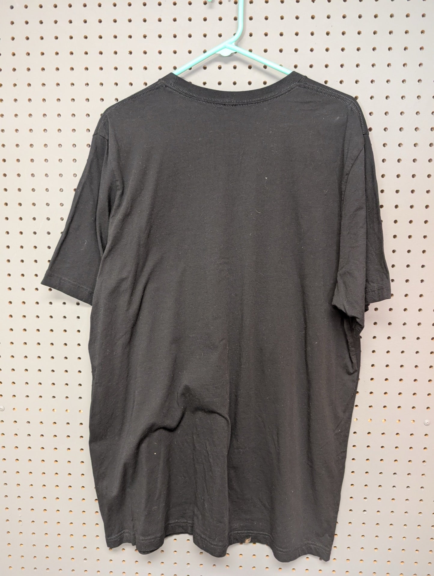 Back of plain black t-shirt