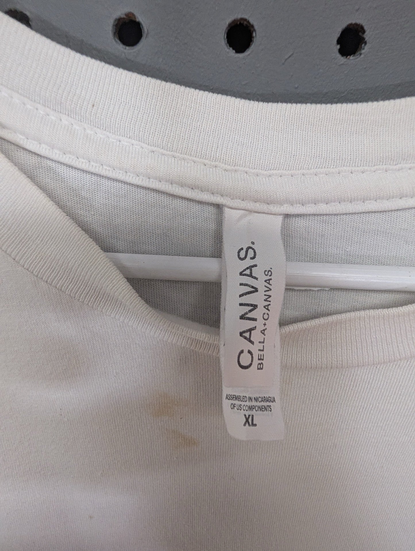 Close up of Canvas size XL tag