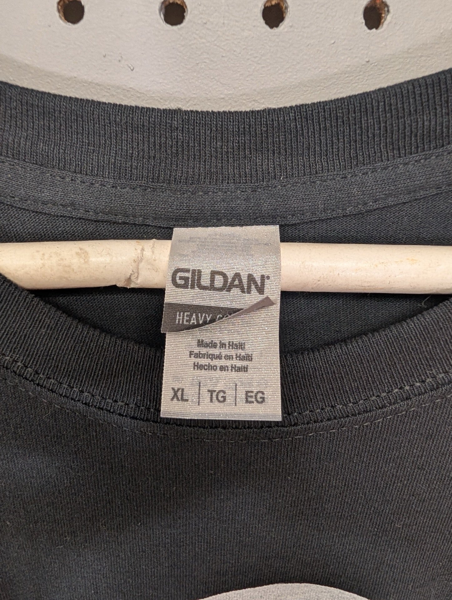 Gildan Heavy Cotton size XL tag on black shirt