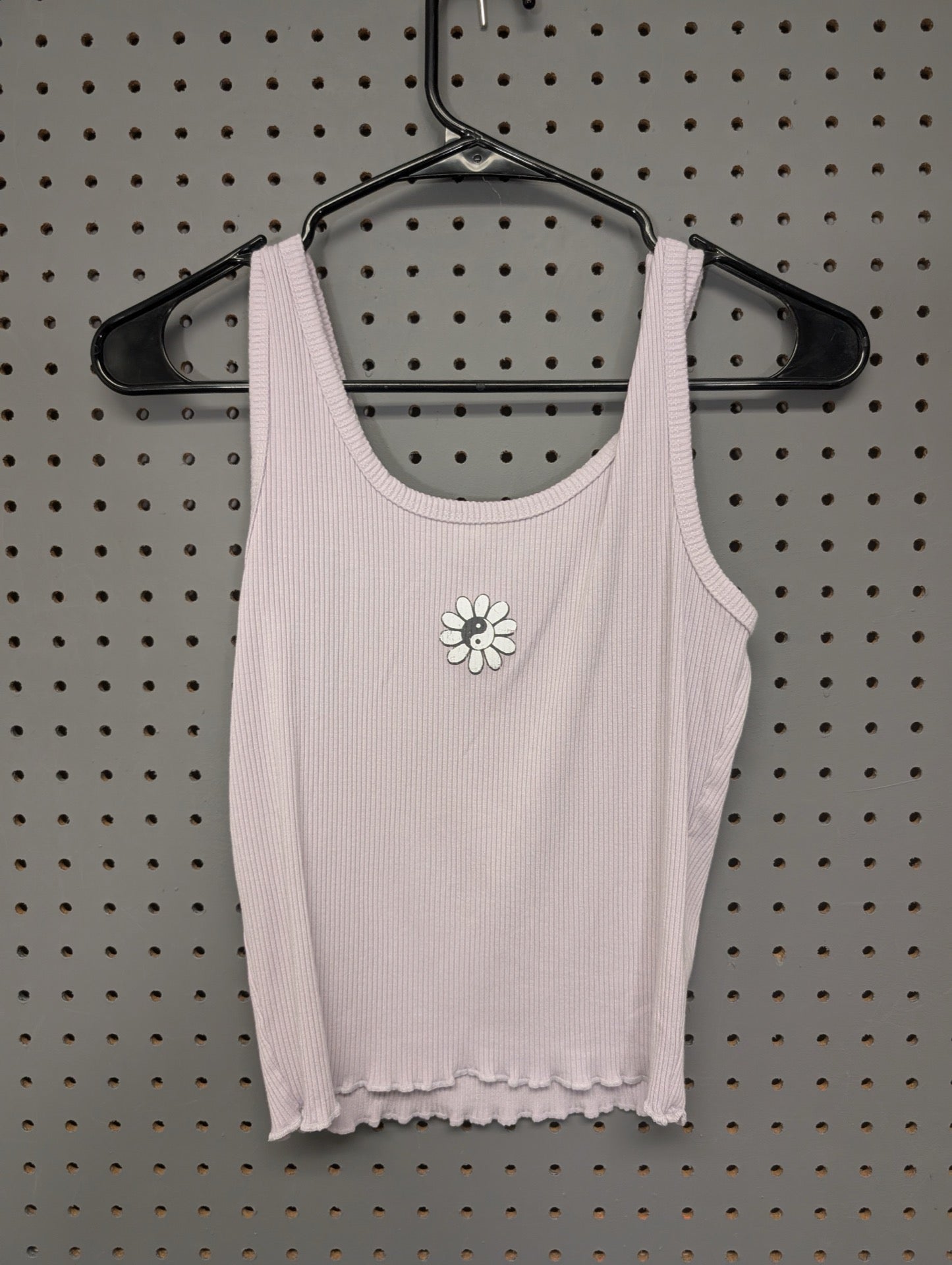Front of lilac ribbed tank top with daisy yin yang