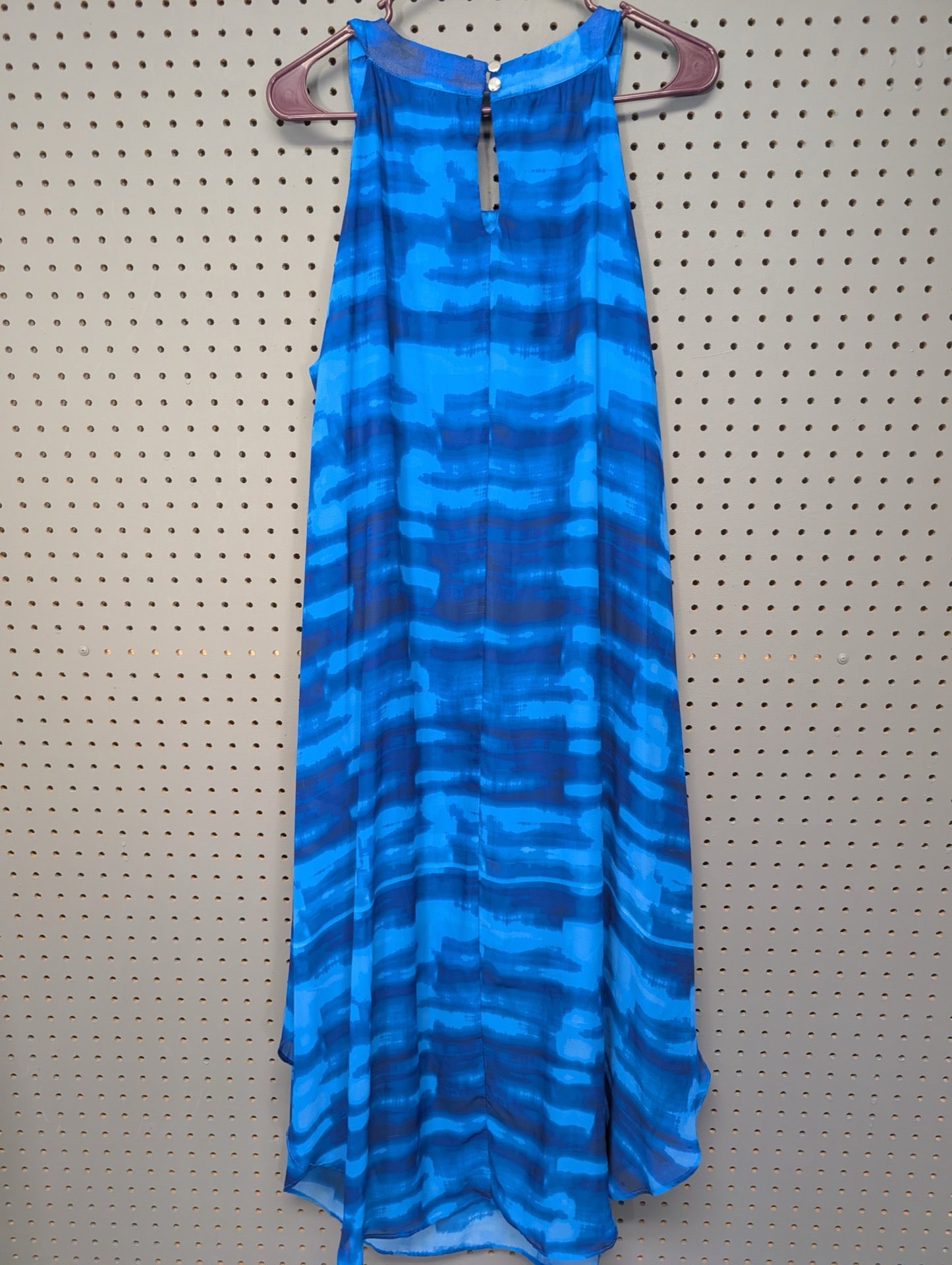 Back view of NY Collection maxi dress showing keyhole