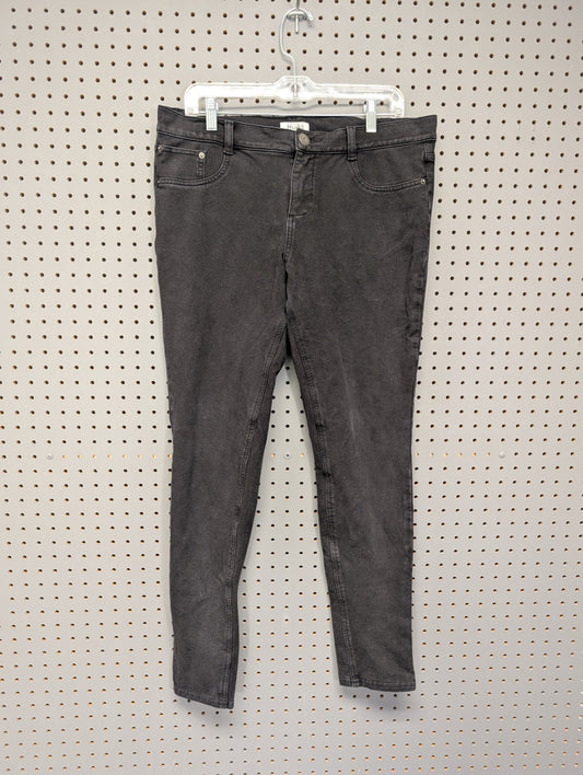 Front of Mudd black skinny jeans