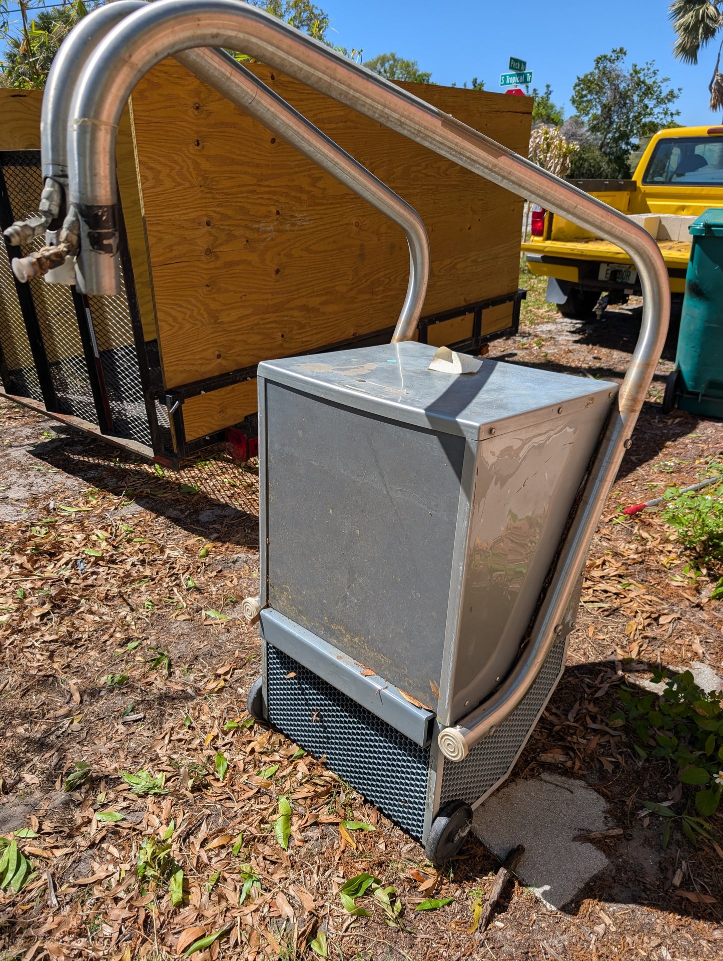 Swimming pool counter current generator