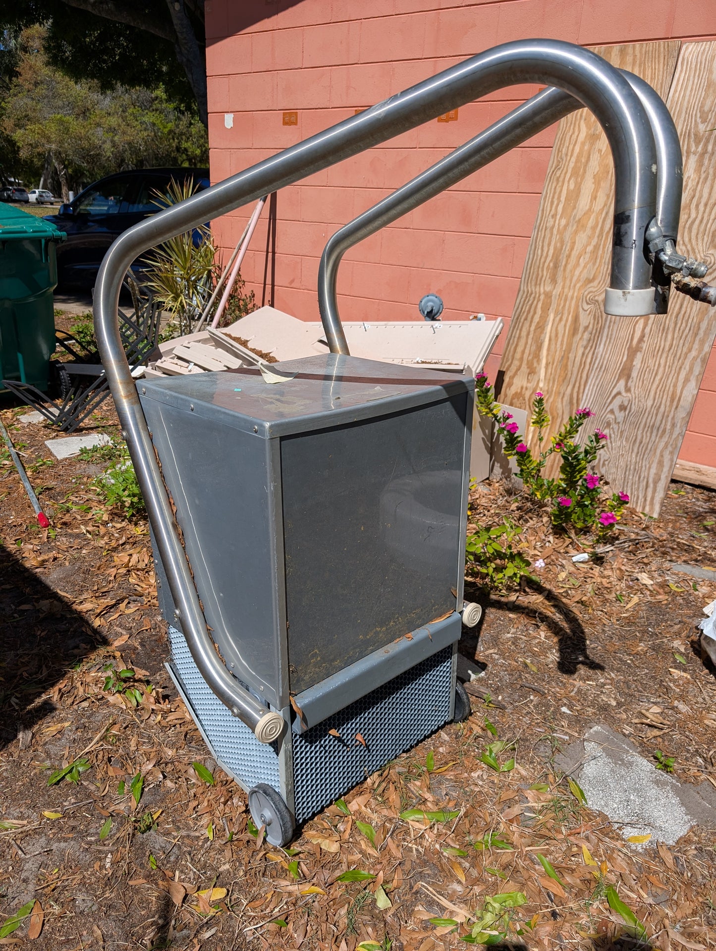 Swimming pool counter current generator