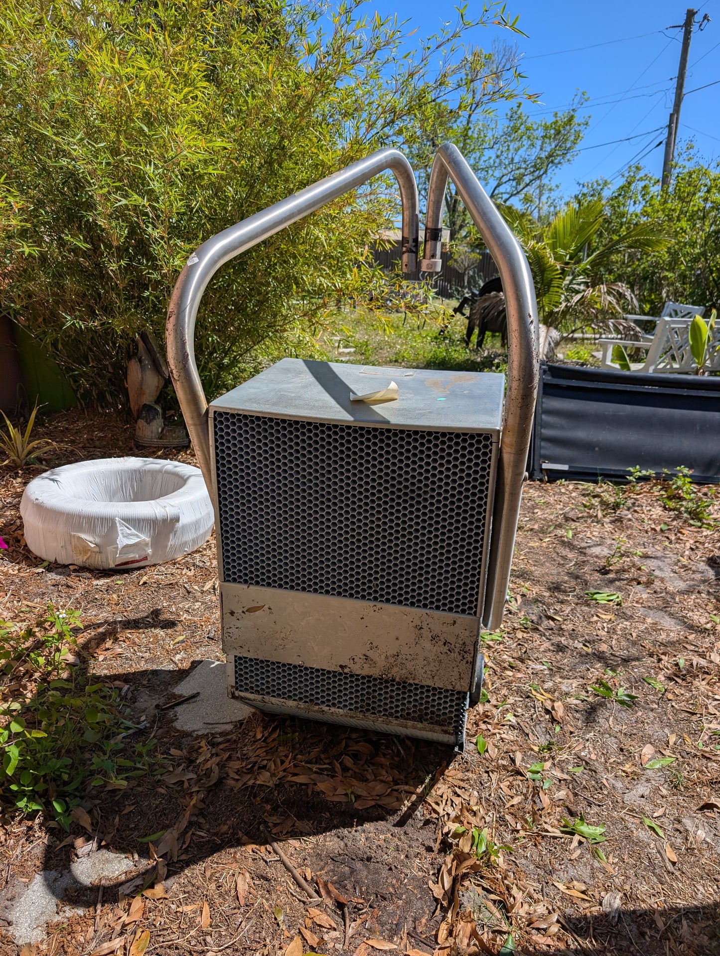 Swimming pool counter current generator