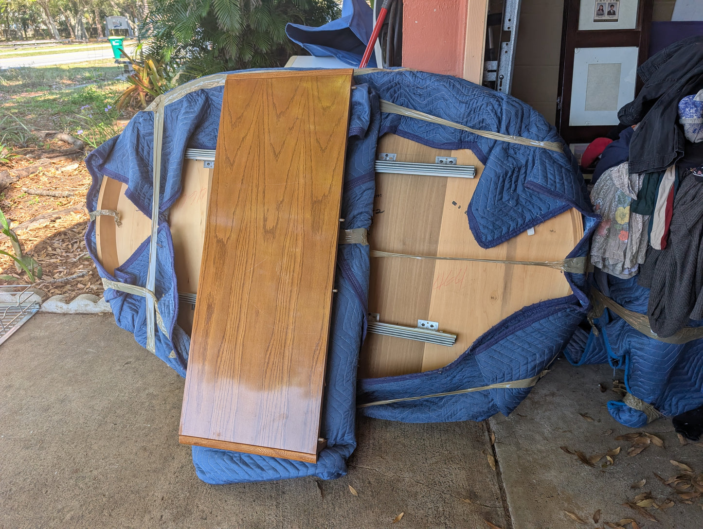 Vintage Thomasville dining table with two leaves and six chairs