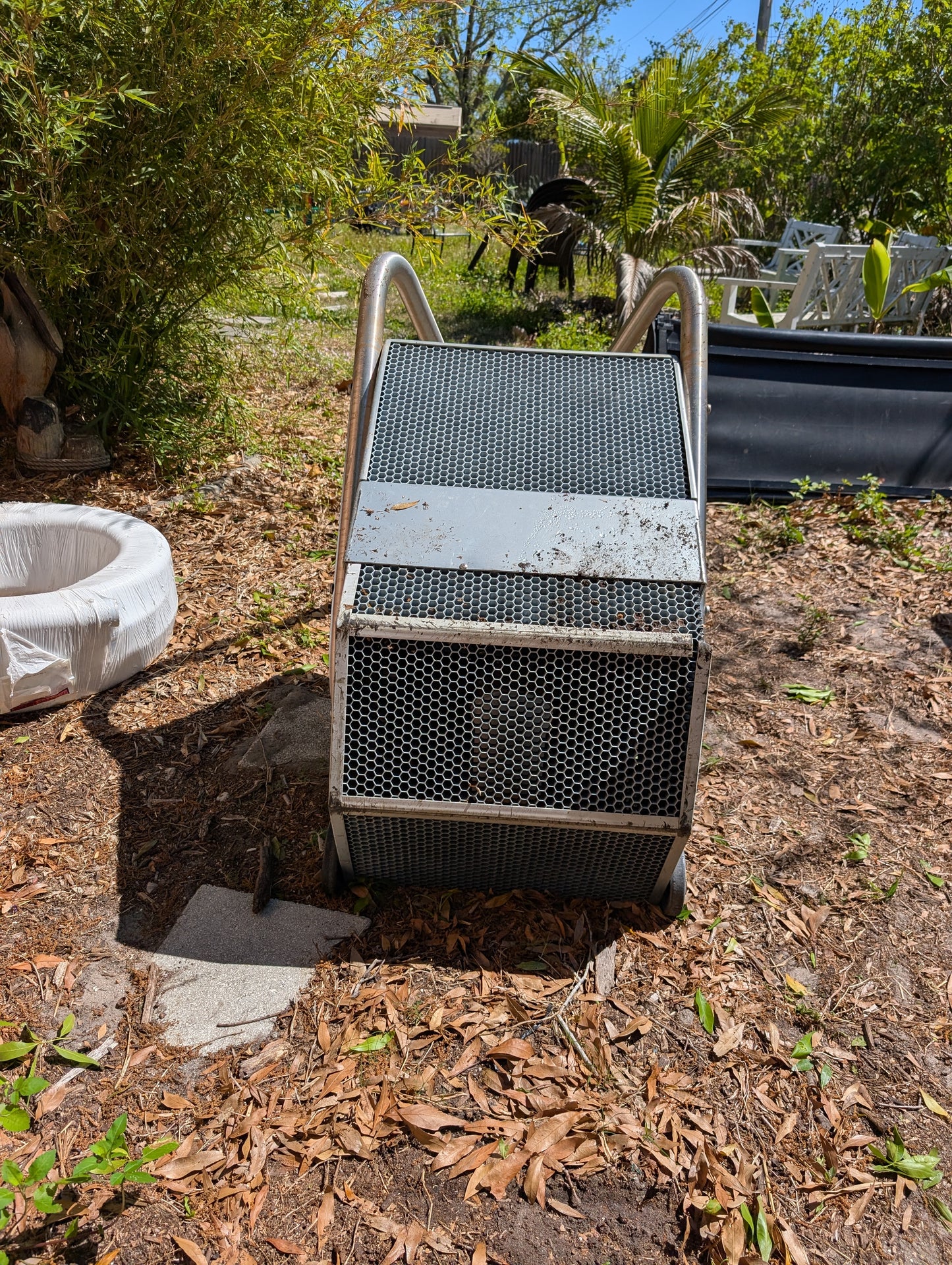 Swimming pool counter current generator