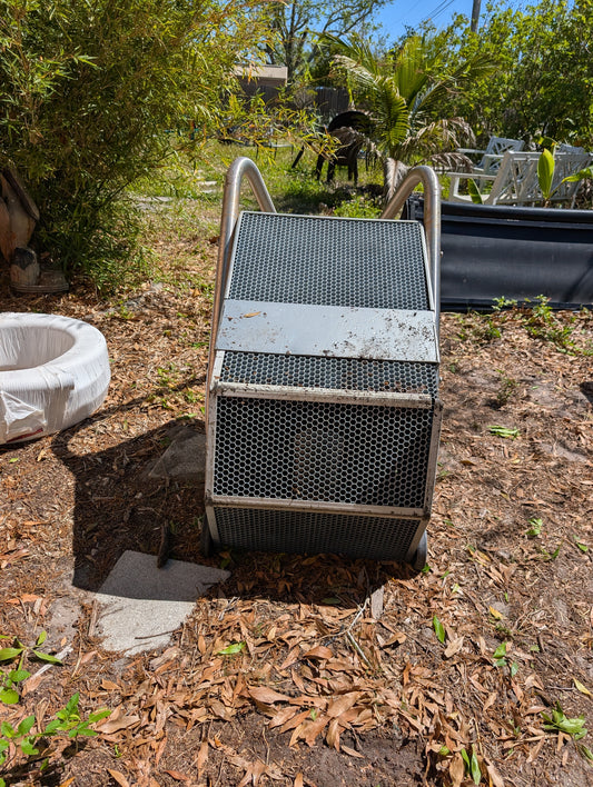 Swimming pool counter current generator